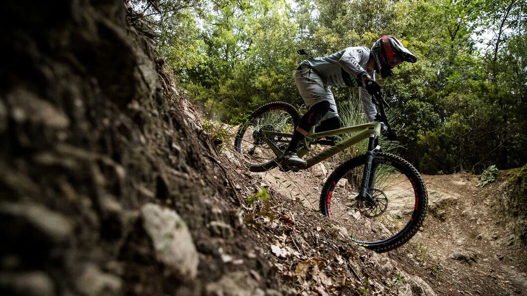 Enduro-mountainbikes er effektive til at træde i pedalerne og klar til at tage hurtige, tekniske nedkørsler
