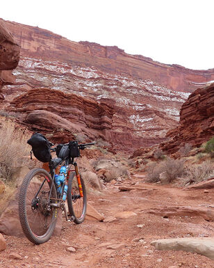 Canyon Exceed on trail