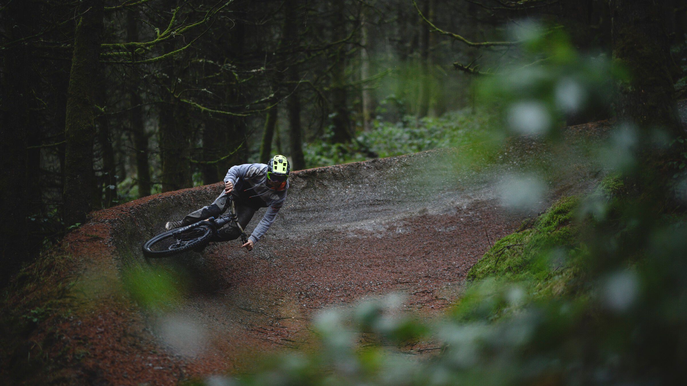 5 raisons d avoir un v lo de descente lectrique CANYON CH