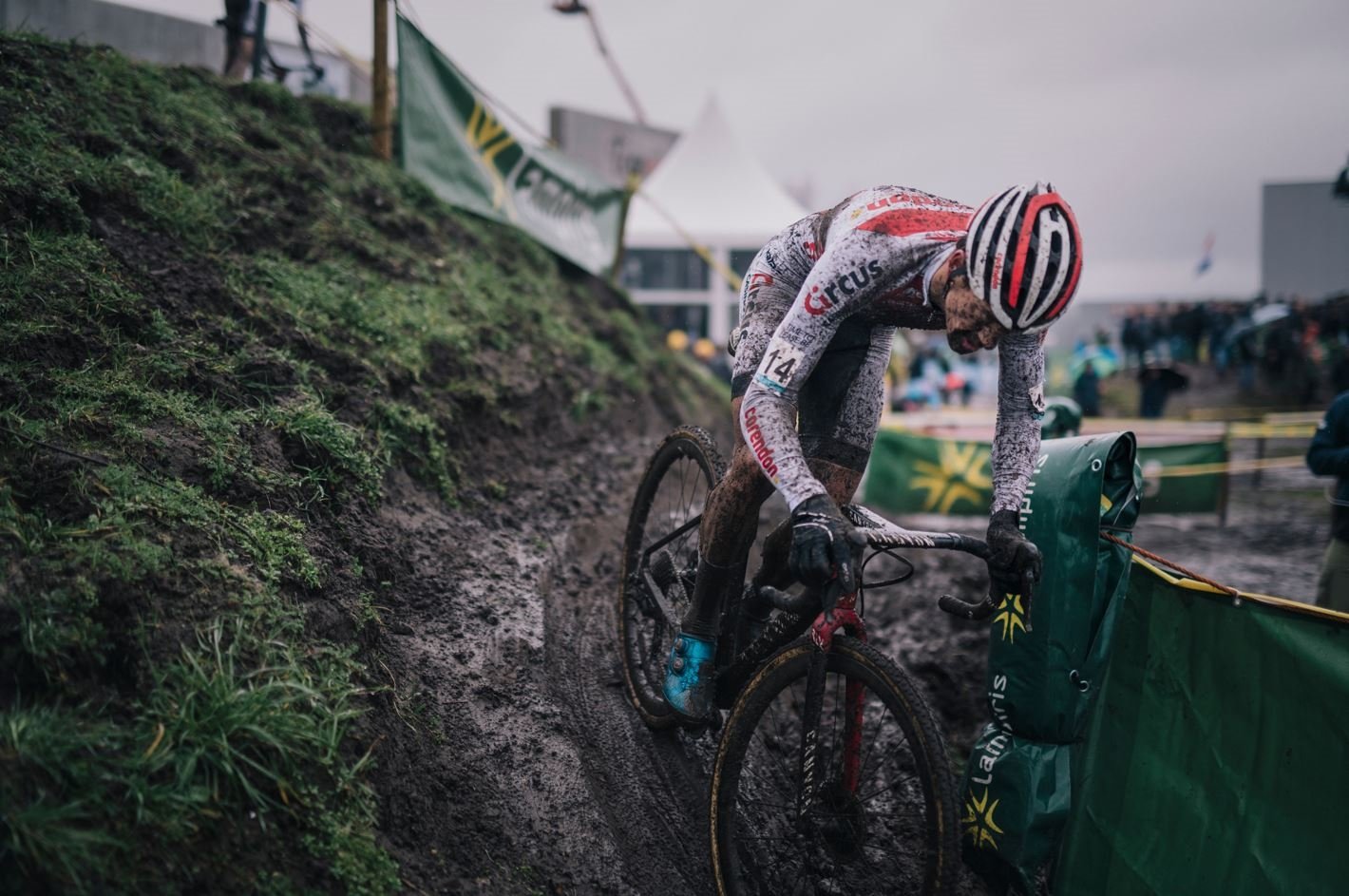 Cyclo-cross : Des routes du Tour de France aux compétitions internationales de cyclisme sur piste et de cyclo-cross. 