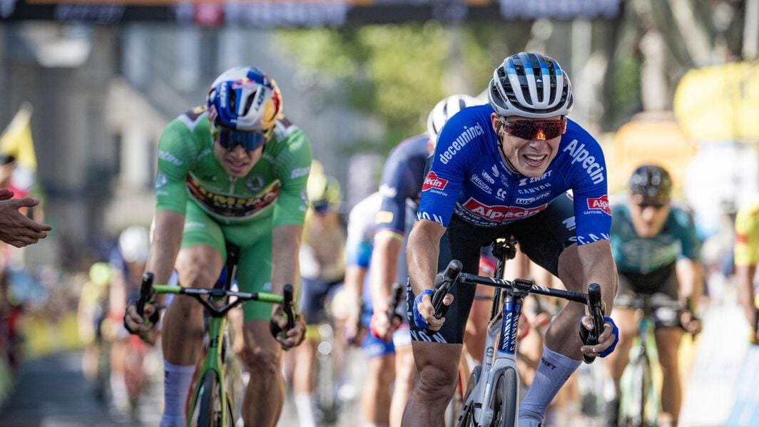 Jasper Philipsen won op de Champs-Élysées tijdens de Tour de France van 2022.