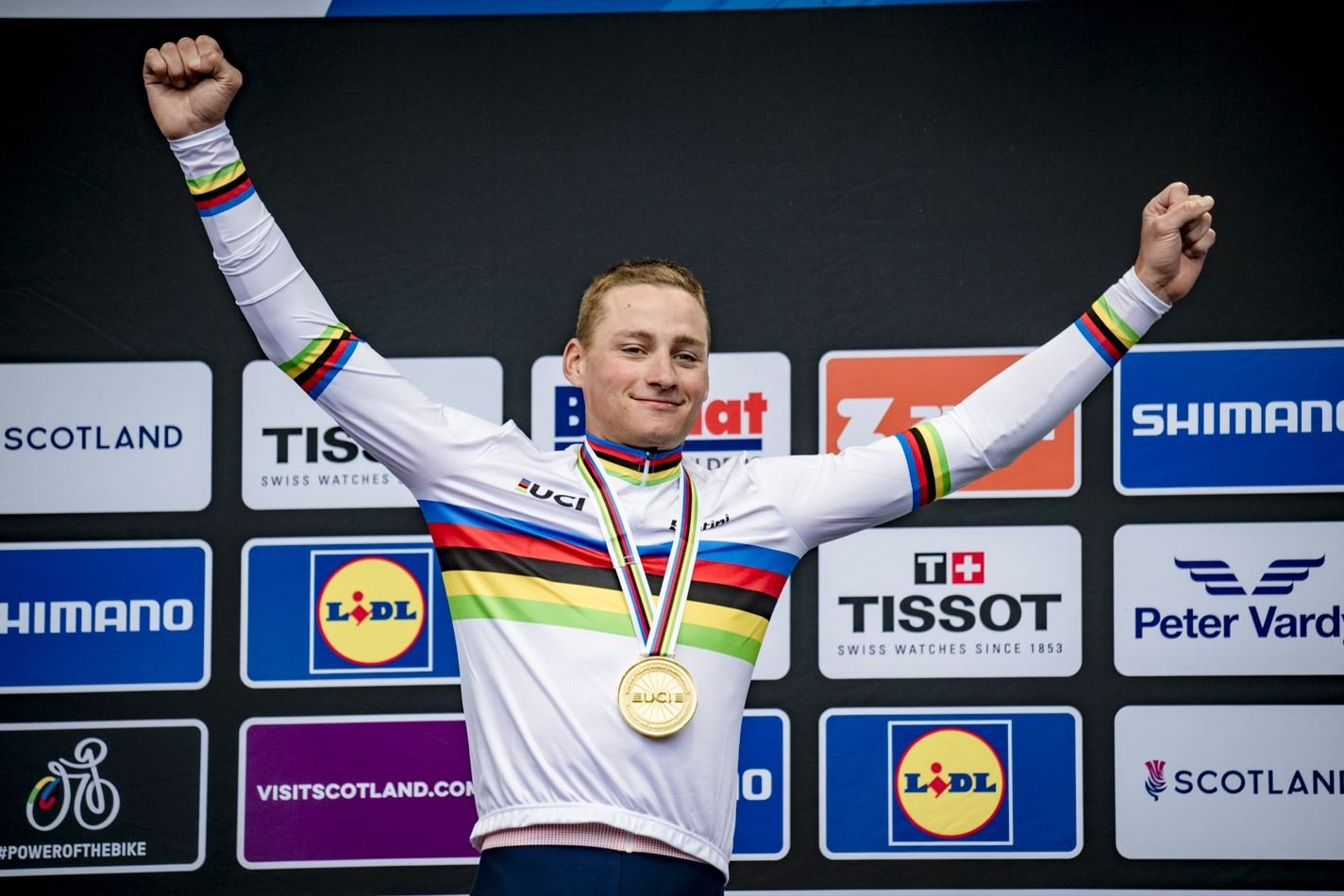 Mathieu van der Poel gana la carrera masculina de élite en carretera en el Campeonato del Mundo de la UCI (2023)