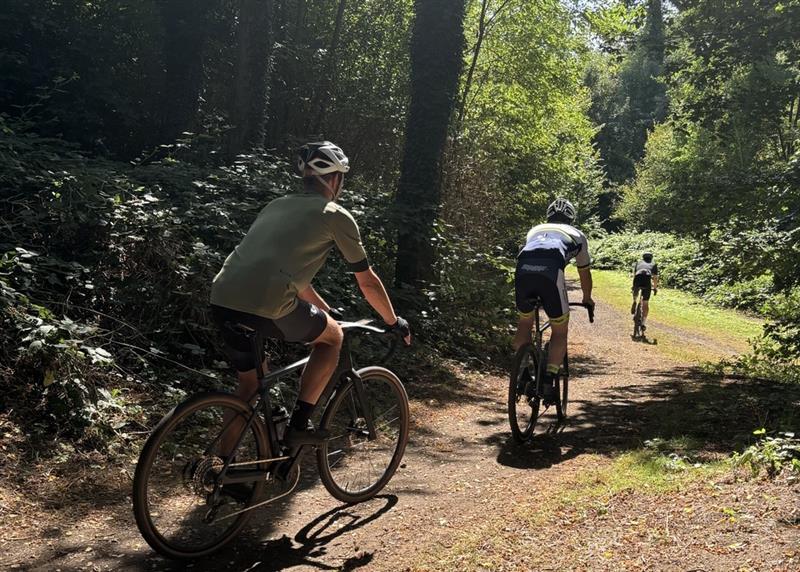 Erlebe Fahrspaß: Vielfältige Trails und atemberaubende Natur mit unseren Gravel Bikes!