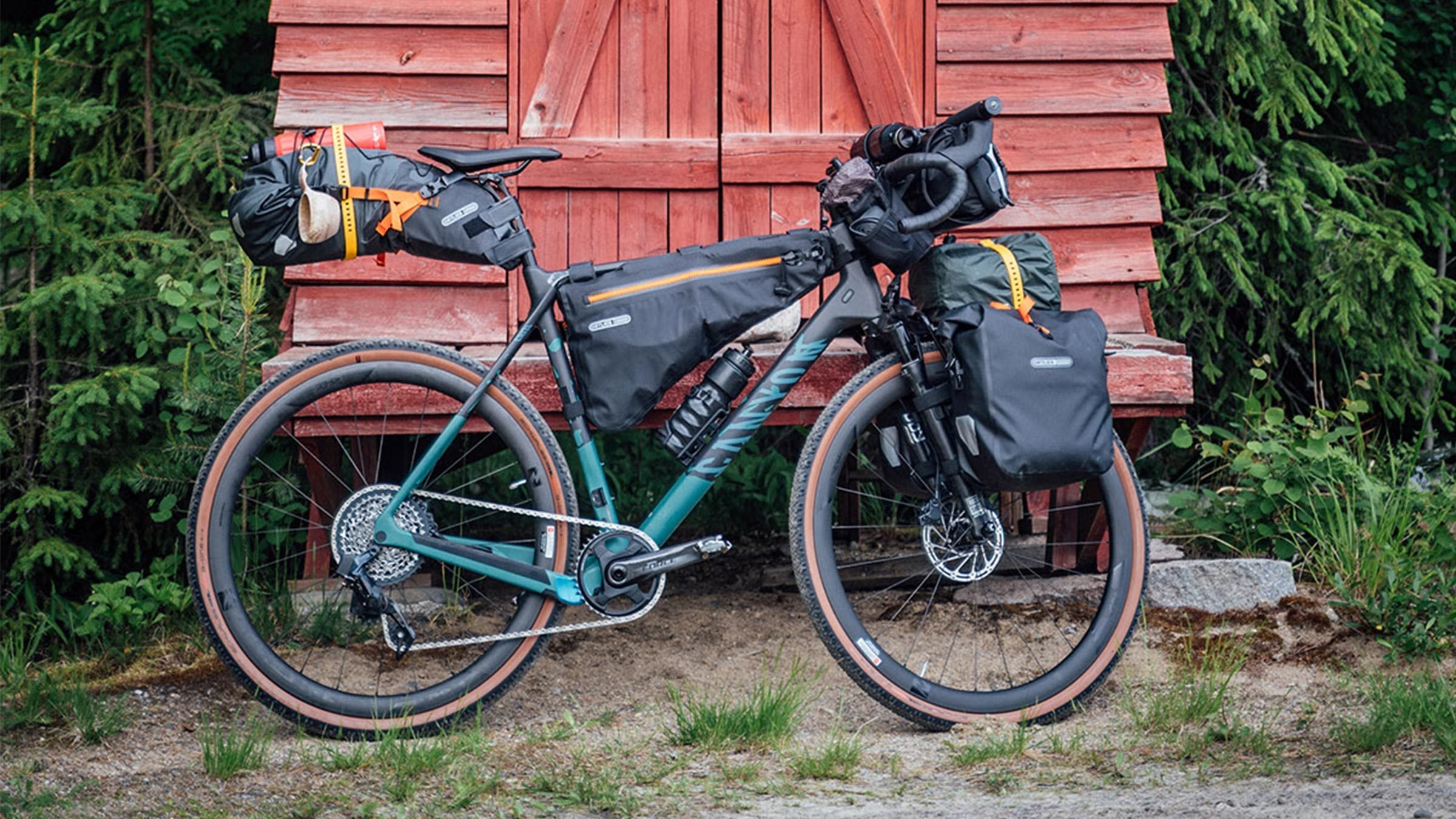 Die abenteuertauglichen und vielseitigen Gravelbikes besitzen an Rahmen und Gabel häufig mehrere Befestigungspunkte für dein Equipment.